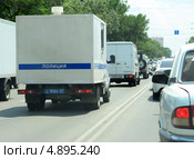 Колонна полицейских спецмашин едет по встречной полосе дороги в городе Ростов-на-Дону (2013 год). Редакционное фото, фотограф Олег Пчелов / Фотобанк Лори