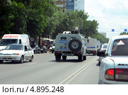 Колонна полицейских спецмашин едет по встречной полосе дороги в городе Ростов-на-Дону (2013 год). Редакционное фото, фотограф Олег Пчелов / Фотобанк Лори