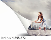 Изменяя реальность. Девочка переворачивает страницу. Стоковое фото, фотограф Sergey Nivens / Фотобанк Лори