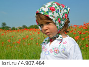 Портрет маленькой девочки в цветастой косынке на фоне красных маков. Стоковое фото, фотограф Ирина Борсученко / Фотобанк Лори