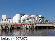 Нефтеналивной терминал на набережной Калининграда. Стоковое фото, фотограф Игорь Долгов / Фотобанк Лори