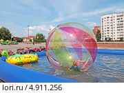 Ребенок развлекается в водном шаре. Истра. Площадь Дружбы (2013 год). Редакционное фото, фотограф Сергей Соболев / Фотобанк Лори