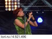 Маша Макарова из группы Маша и Медведи на фестивале RED ROCKS TOUR 2013. Редакционное фото, фотограф Ирина Балина / Фотобанк Лори