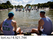 Традиционное купание десантников фонтане ЦПКиО имени Горького в День Воздушно-десантных войск в Москве (2013 год). Редакционное фото, фотограф Николай Винокуров / Фотобанк Лори