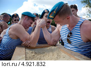 Десантники отмечают День Воздушно-десантных войск в парке культуры имени Горького в Москве (2013 год). Редакционное фото, фотограф Николай Винокуров / Фотобанк Лори