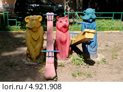 Деревянные скульптуры и качели на детской площадке (2013 год). Редакционное фото, фотограф Илюхина Наталья / Фотобанк Лори