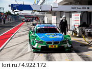 Автомобиль BMW M3 DTM команды BMW Team RBM стоит у питлейна на гоночной серии кузовных автомобилей Deutsche Tourenwagen Masters на трассе Moscow Raceway в Подмосковье 3 августа 2013. Редакционное фото, фотограф Николай Винокуров / Фотобанк Лори