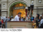 Продажа соков и прохладительных напитков в разлив в ГУМе, Москва (2013 год). Редакционное фото, фотограф lana1501 / Фотобанк Лори