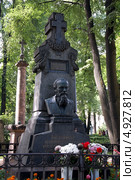Могила Ф.М. Достоевского, Санкт-Петербург. Некрополь мастеров искусств в Александро-Невской Лавре (2013 год). Редакционное фото, фотограф Светлана Колобова / Фотобанк Лори