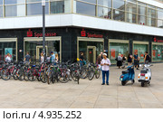 Отделение банка Sparkasse на Александрплац. Берлин (2013 год). Редакционное фото, фотограф Sergey Kohl / Фотобанк Лори