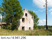 Вильповицы. Разрушенное строение в бывшей усадьбе Лапала (2013 год). Стоковое фото, фотограф Румянцева Наталия / Фотобанк Лори