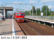 Подмосковье, электричка подходит к платформе (2013 год). Редакционное фото, фотограф Татьяна Юни / Фотобанк Лори