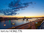 Санкт-Петербург. Вид на Малоохтинскую набережную и Большеохтинский мост (2013 год). Редакционное фото, фотограф Литвяк Игорь / Фотобанк Лори