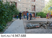 Благоустройство дворовой территории (2013 год). Редакционное фото, фотограф Бурмистрова Ирина / Фотобанк Лори