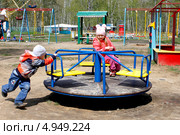 Мальчик крутит девочку (2013 год). Редакционное фото, фотограф Хайрятдинов Ринат / Фотобанк Лори