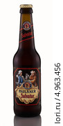 Темное немецкое пиво двойной крепости Paulaner Salvator на белом фоне. Стоковое фото, фотограф verbaska / Фотобанк Лори