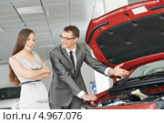 Продавец демонстрирует новый автомобиль для молодой женщины. Стоковое фото, фотограф Дмитрий Калиновский / Фотобанк Лори