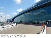 Аэропорт "Домодедово". Фасад терминала (2013 год). Редакционное фото, фотограф Сергей Мастепанов / Фотобанк Лори