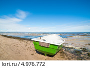 Лодка на берегу. Юрмала (2013 год). Стоковое фото, фотограф Борис Сунцов / Фотобанк Лори