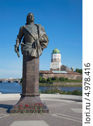 Памятник графу Ф.М. Апраксину в Выборге (2013 год). Редакционное фото, фотограф Виктор Карасев / Фотобанк Лори