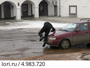 Человек попал в аварию (2008 год). Редакционное фото, фотограф Татьяна Белова / Фотобанк Лори