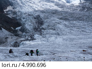 Альпинисты идущие по леднику Майли, Северная Осетия-Алания. Стоковое фото, фотограф Андрей Багаев / Фотобанк Лори