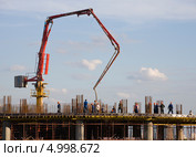 Бетонные работы на перекрытии с бетонораздаточной установкой (2013 год). Редакционное фото, фотограф Владимир Чинин / Фотобанк Лори