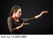 Портрет девушки в испанском народном костюме, танцующей фламенко. Стоковое фото, фотограф Людмила Дутко / Фотобанк Лори