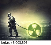 Мужчина в противогазе и ОЗК со знаком радиационной опасности. Стоковое фото, фотограф Sergey Nivens / Фотобанк Лори