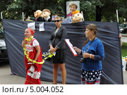 Москва 2013, группа людей показывают спектакль на тему выборов в Мэры города. Редакционное фото, фотограф Дмитрий Неумоин / Фотобанк Лори