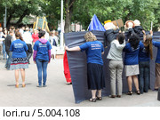 Москва 2013, группа людей показывают спектакль на тему выборов в Мэры города. Редакционное фото, фотограф Дмитрий Неумоин / Фотобанк Лори