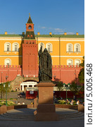 Памятник священномученику Ермогену, Александровский сад (2013 год). Редакционное фото, фотограф Алексей Голованов / Фотобанк Лори