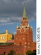 Троицкая башня московского кремля на фоне неба с серыми тучами (2013 год). Стоковое фото, фотограф Алексей Голованов / Фотобанк Лори