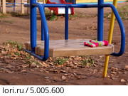 Забытая детская перчатка на качелях (2012 год). Стоковое фото, фотограф Сагирова Алсу / Фотобанк Лори