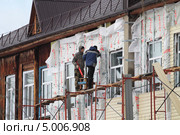 Утепление фасада деревянного здания (2012 год). Редакционное фото, фотограф Анатолий Матвейчук / Фотобанк Лори