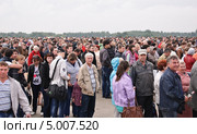 Посетители МАКС-2013 в очереди на КПП. Редакционное фото, фотограф Алёшина Оксана / Фотобанк Лори