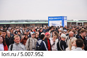 Прибытие людей и реклама на территории МАКС-2013. Редакционное фото, фотограф Алёшина Оксана / Фотобанк Лори
