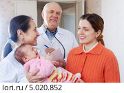 Врач навещает новорождённого ребёнка дома. Стоковое фото, фотограф Яков Филимонов / Фотобанк Лори