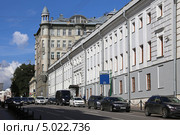 Г. Москва, ул. Знаменка, манеж усадьбы Пашкова и бывший доходный дом Л. В. Шамшиной 1910—11 гг. Архитекторы Ф.О. Шехтель и И.С. Благовещенский (Староваганьковский пер., 13/8) (2013 год). Редакционное фото, фотограф Алексей Гусев / Фотобанк Лори