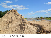 Песок, привезенный  для строительства дороги. Стоковое фото, фотограф Ирина Борсученко / Фотобанк Лори