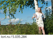Девушка стоит прислонившись к березе. Стоковое фото, фотограф Pukhov K / Фотобанк Лори