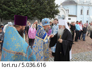 Коломна. День знаний в Успенском соборе, митрополит Ювеналий благословляет прихожан (2013 год). Редакционное фото, фотограф Дмитрий Неумоин / Фотобанк Лори