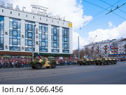 9 мая 2013г Пермь, парад военной техники, БТРы проходят по ул. Ленина. Редакционное фото, фотограф Александр  Буторин / Фотобанк Лори