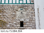 Солнечные часы на старинной кирпичной стене (2013 год). Стоковое фото, фотограф Катерина Макарова / Фотобанк Лори