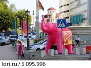 Казань. Розовый слон на пешеходном переходе (2012 год). Редакционное фото, фотограф A Челмодеев / Фотобанк Лори