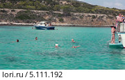 Вид с прогулочного морского корабля на голубую лагуну с купающимися туристами. Морской круиз вдоль берега. Средиземное море, деревня Латчи, Кипр (2013 год). Редакционное видео, видеограф Кекяляйнен Андрей / Фотобанк Лори