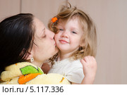 Мама обнимает и целует проснувшегося растрепанного ребенка. Стоковое фото, фотограф Иванов Алексей / Фотобанк Лори