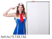 Девушка в костюме морячки стоит у белой доски для записей и отдает честь. Стоковое фото, фотограф Elnur / Фотобанк Лори