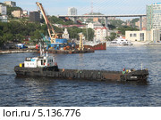 Самоходный плашкоут СРП-154 на фоне Золотого моста. Владивосток (2012 год). Редакционное фото, фотограф Валерий Акулич / Фотобанк Лори