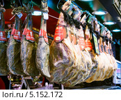 Хамон Serrano и iberico на рынке Бокерия (2013 год). Редакционное фото, фотограф Яков Филимонов / Фотобанк Лори